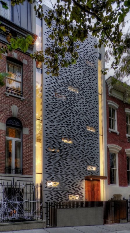 The aluminium facade confers privacy but allows ample lighting.