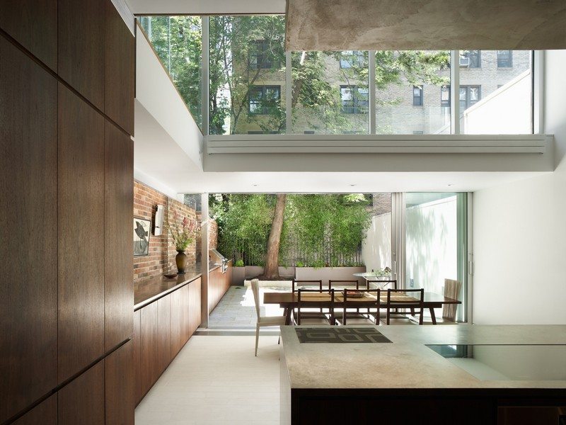 Not the typical New York townhouse: the modern aluminum facade replicates the bricks of other townhouses of the street.