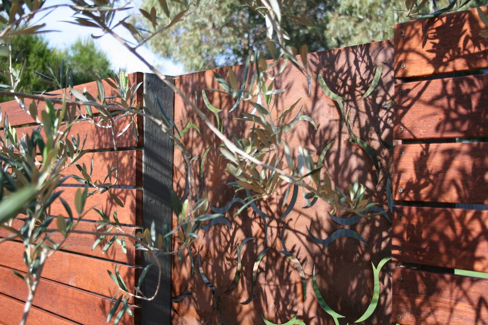 Laser cut privacy screen in Corten steel