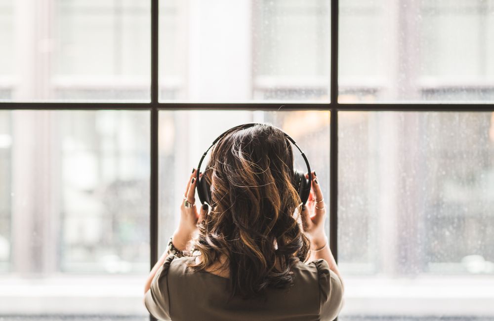 An image of a worker using a noise cancelling headphones.