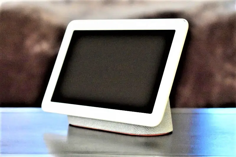 Smart displays are part voice-assistant, part touchscreen. 