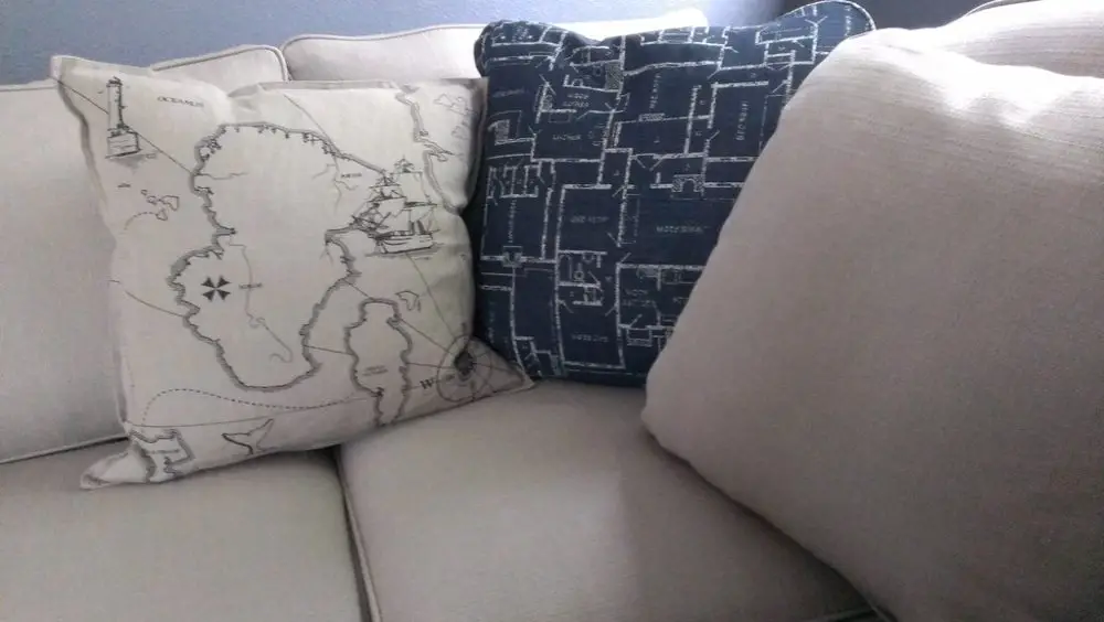 An image of pillows used for interior decoration on a sofa. 