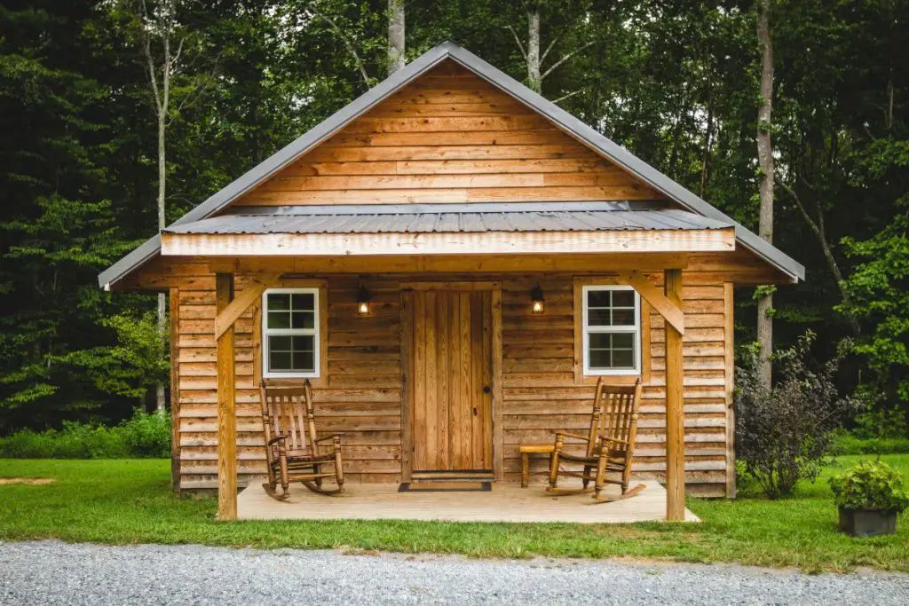 An image of a one-story log cabin.