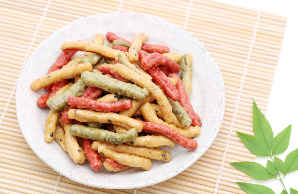 An image of crunchy Japanese snacks. 